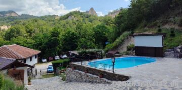 Guesthouse with pool near Melnik