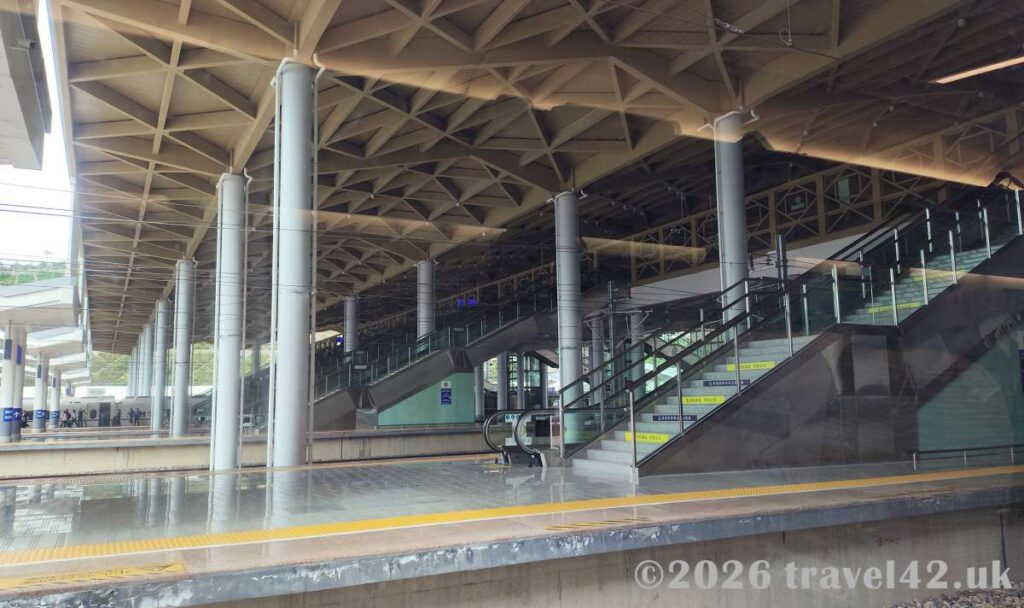 China high-speed train boarding platforms